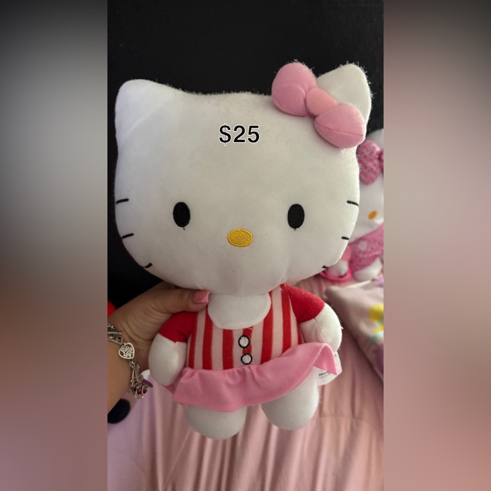 Hello kitty plushies - Picture 7 of 7